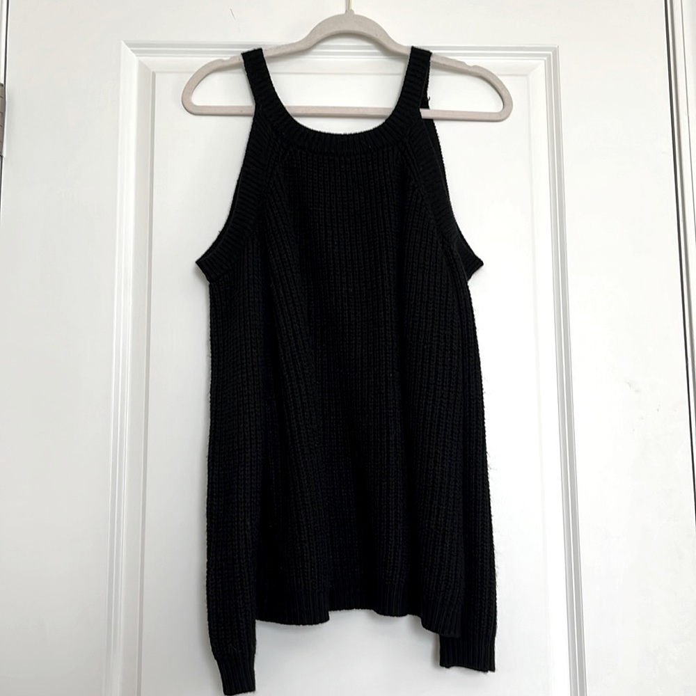 💥$5 FLASH SALE 💥
 Black cold shoulder chunky knit sweater